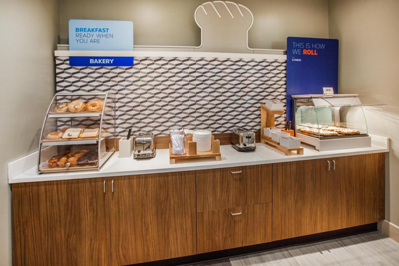 Holiday Inn Express - Gulfport Beach By Ihg Bagian luar foto