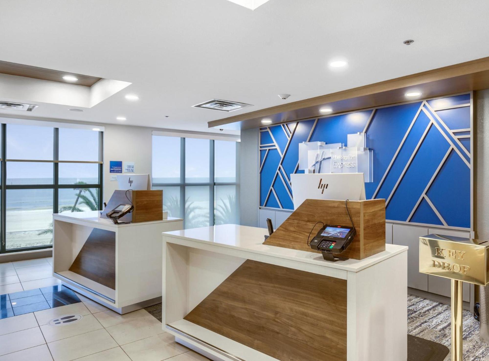 Holiday Inn Express - Gulfport Beach By Ihg Bagian luar foto