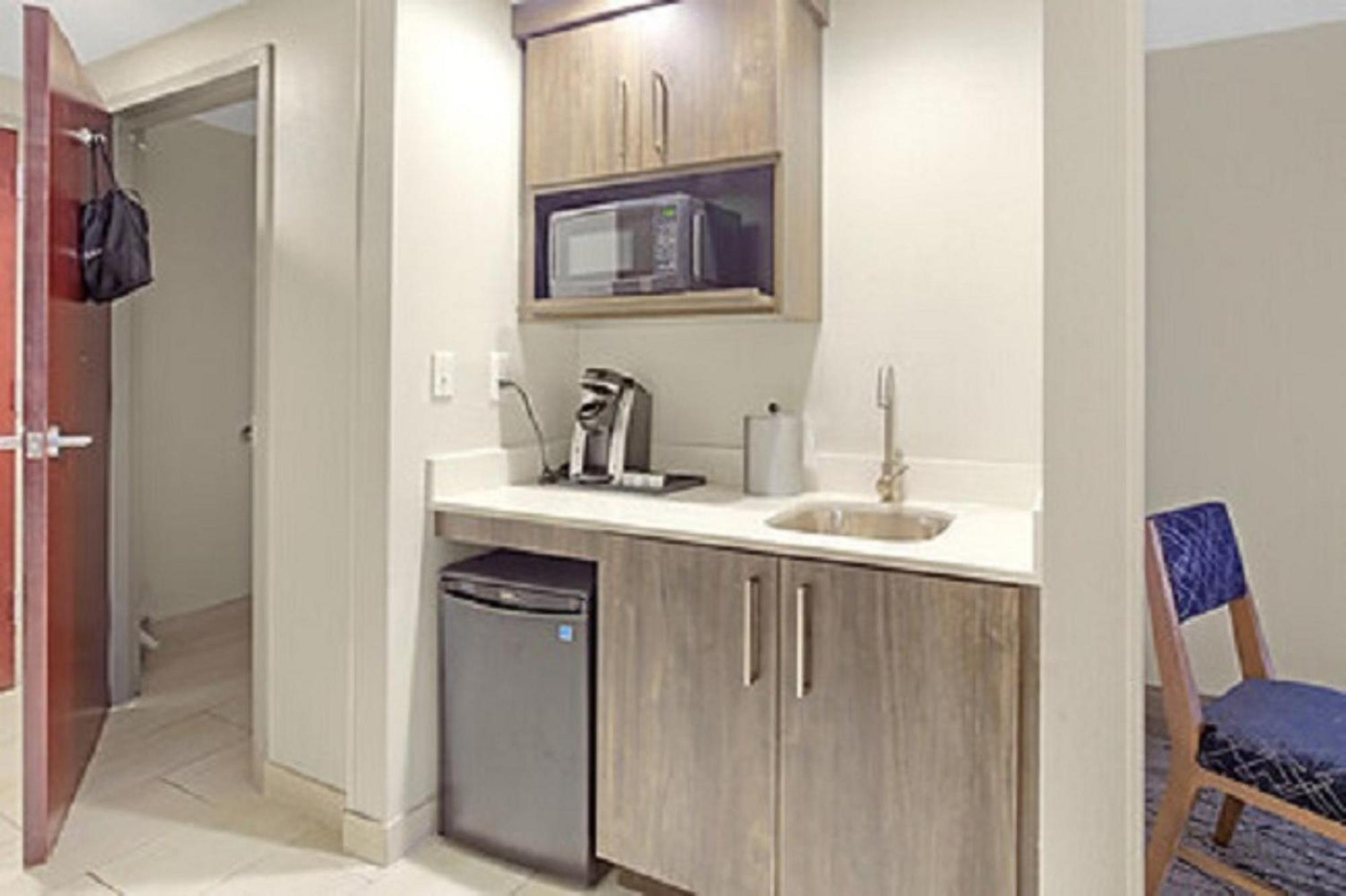 Holiday Inn Express - Gulfport Beach By Ihg Bagian luar foto