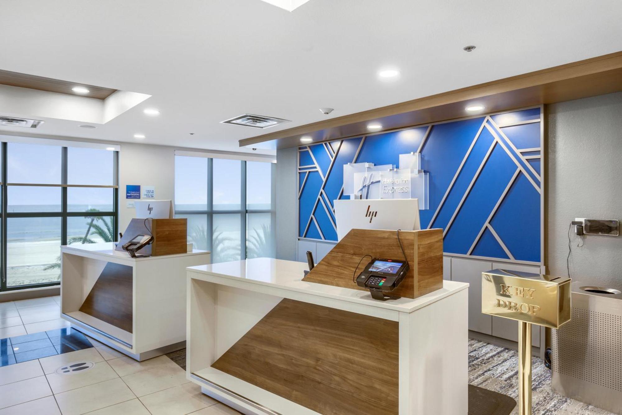 Holiday Inn Express - Gulfport Beach By Ihg Bagian luar foto