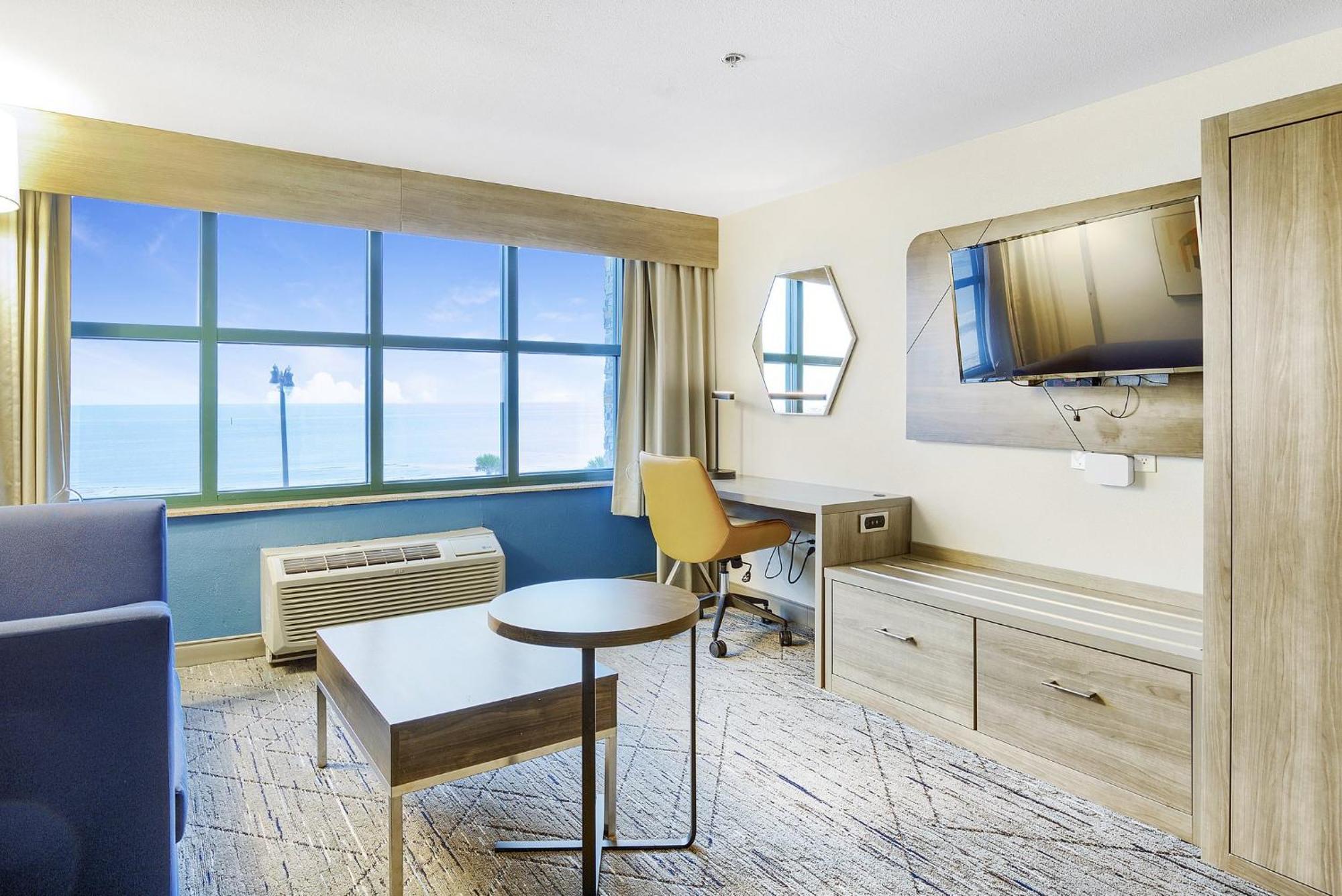 Holiday Inn Express - Gulfport Beach By Ihg Bagian luar foto